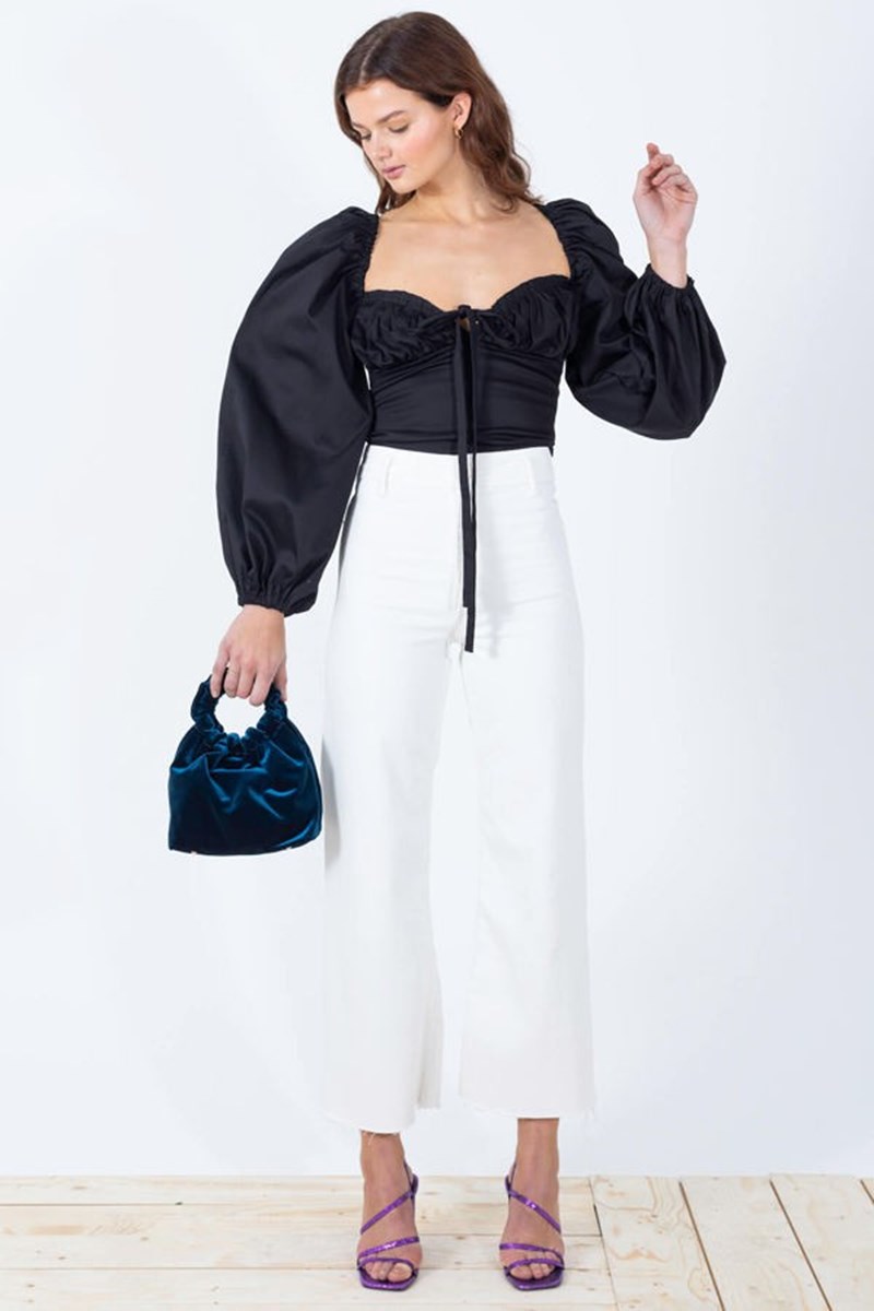 Με αυτά τα puff sleeve κομμάτια θα συνδυάσεις όλα σου τα denim παντελόνια - εικόνα 4