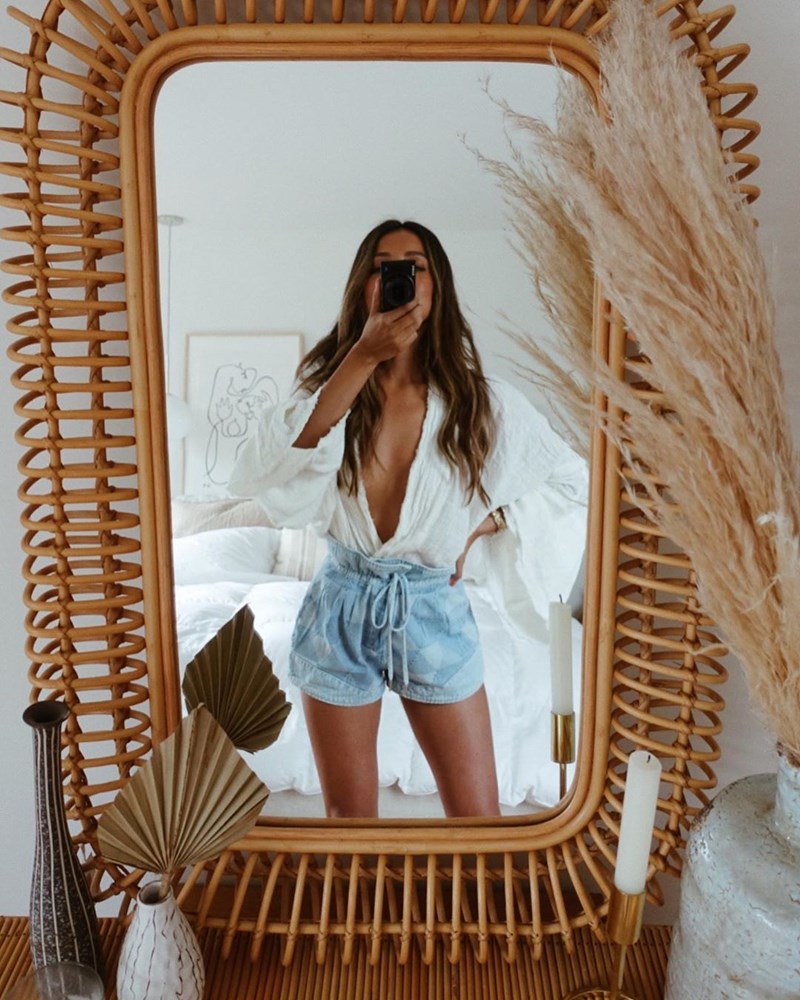 Πουκάμισο & denim σορτς: Μπορείς να σκεφτείς καλύτερο συνδυασμό για αυτές τις ημέρες; (& shopping guide) - εικόνα 2