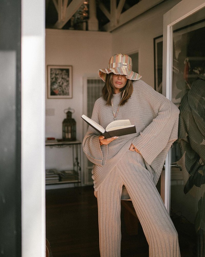 Αυτές τις μέρες το χρειάζεσαι το πλεκτό σου! Ακόμα και στην πιο light εκδοχή του... - εικόνα 1