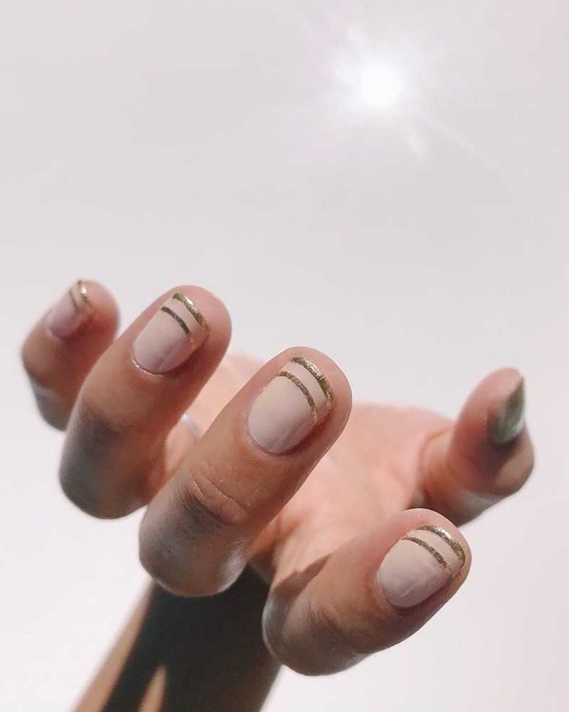 Βρήκαμε 7 stylish τρόπους να προσθέσεις το χρυσό στο πρώτο μανικιούρ μετά την καραντίνα - εικόνα 4