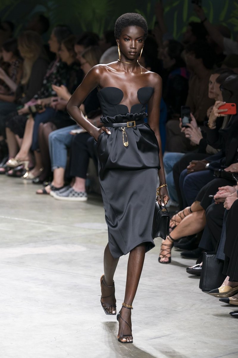 12 μεγάλοι designers σου φωνάζουν το ίδιο: «Χρειάζεσαι επειγόντως ένα κορσέ»! Τι περιμένεις; - εικόνα 11