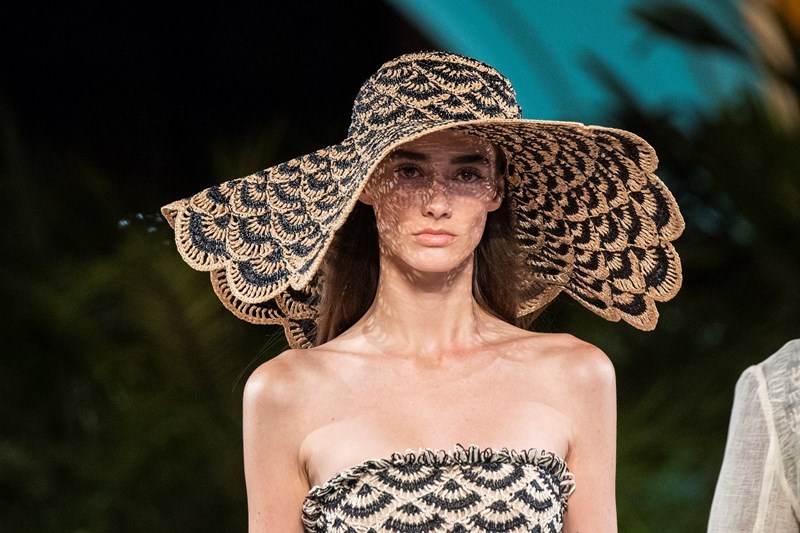 Κορίτσια στον ήλιο: 6 καπέλα και για την παραλία και για την πόλη - εικόνα 1