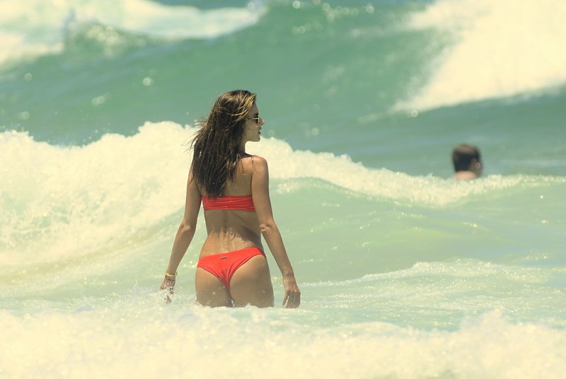 10+1 φορές που η Alessandra Ambrosio έκοψε την ανάσα με το μαγιό της - εικόνα 7