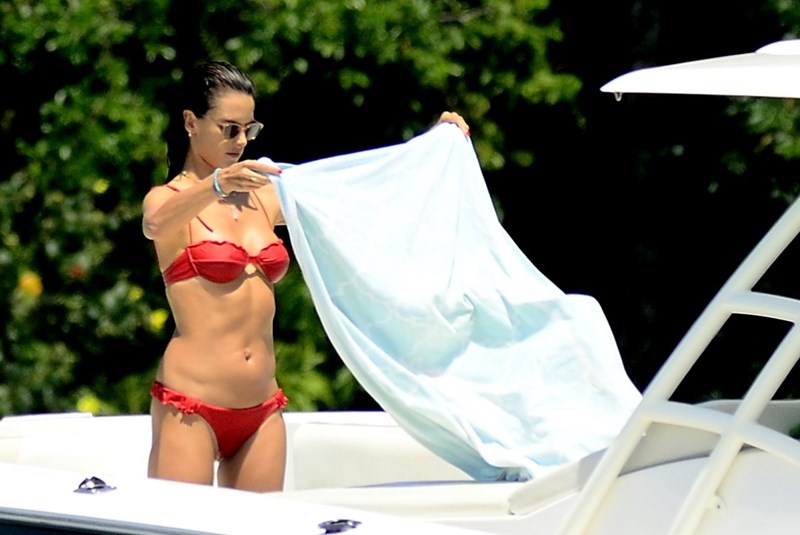 10+1 φορές που η Alessandra Ambrosio έκοψε την ανάσα με το μαγιό της - εικόνα 11