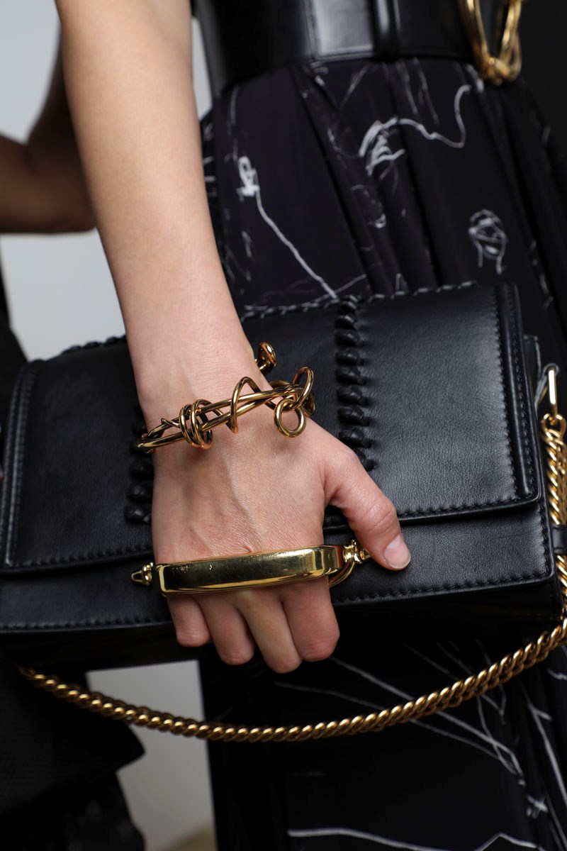 Story Shoulder: Η νέα τσάντα του οίκου Alexander McQueen είναι ήδη It - εικόνα 4