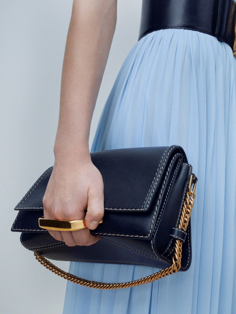 Story Shoulder: Η νέα τσάντα του οίκου Alexander McQueen είναι ήδη It - εικόνα 1