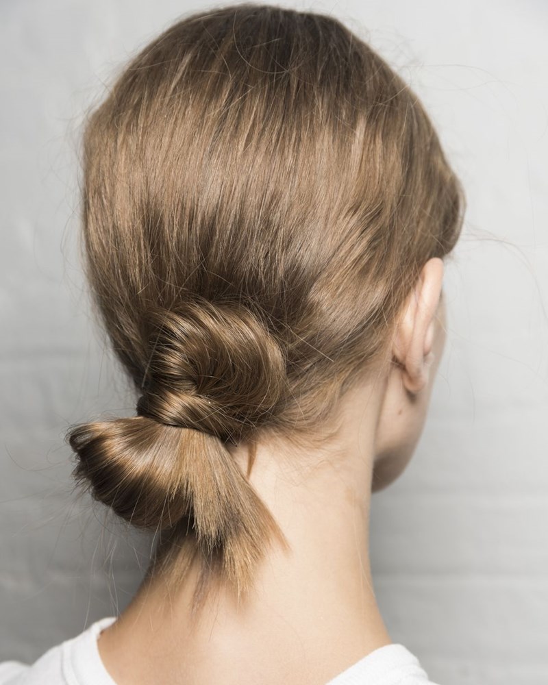 10+1 καλοκαιρινά χτενίσματα που αντέχουν και στις πιο υψηλές θερμοκρασίες - εικόνα 1