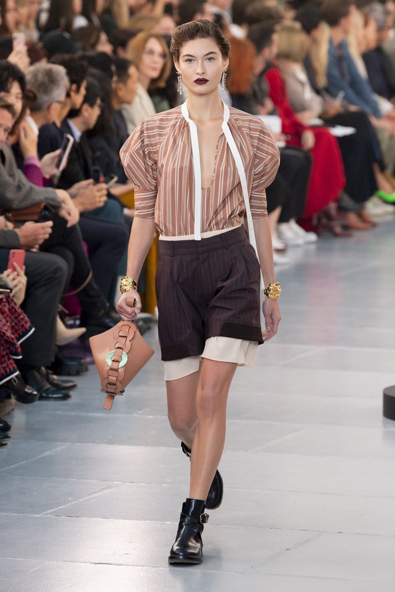 Θα γίνουμε κουραστικές αν σου υπενθυμίσουμε (για ακόμα μια φορά) πόσο χρειάζεσαι ένα ριγέ πουκάμισο; - εικόνα 1