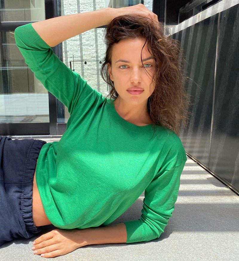 Βρήκαμε το νέο αγαπημένο τοπ της Irina Shayk (θα το φοράς για χρόνια) - εικόνα 1