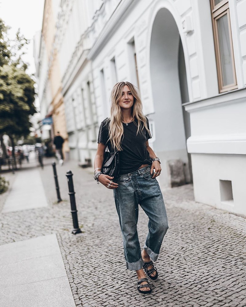Τζην + T-shirt: 10 αλάνθαστοι casual chic συνδυασμοί για μοναδικές εμφανίσεις - εικόνα 2