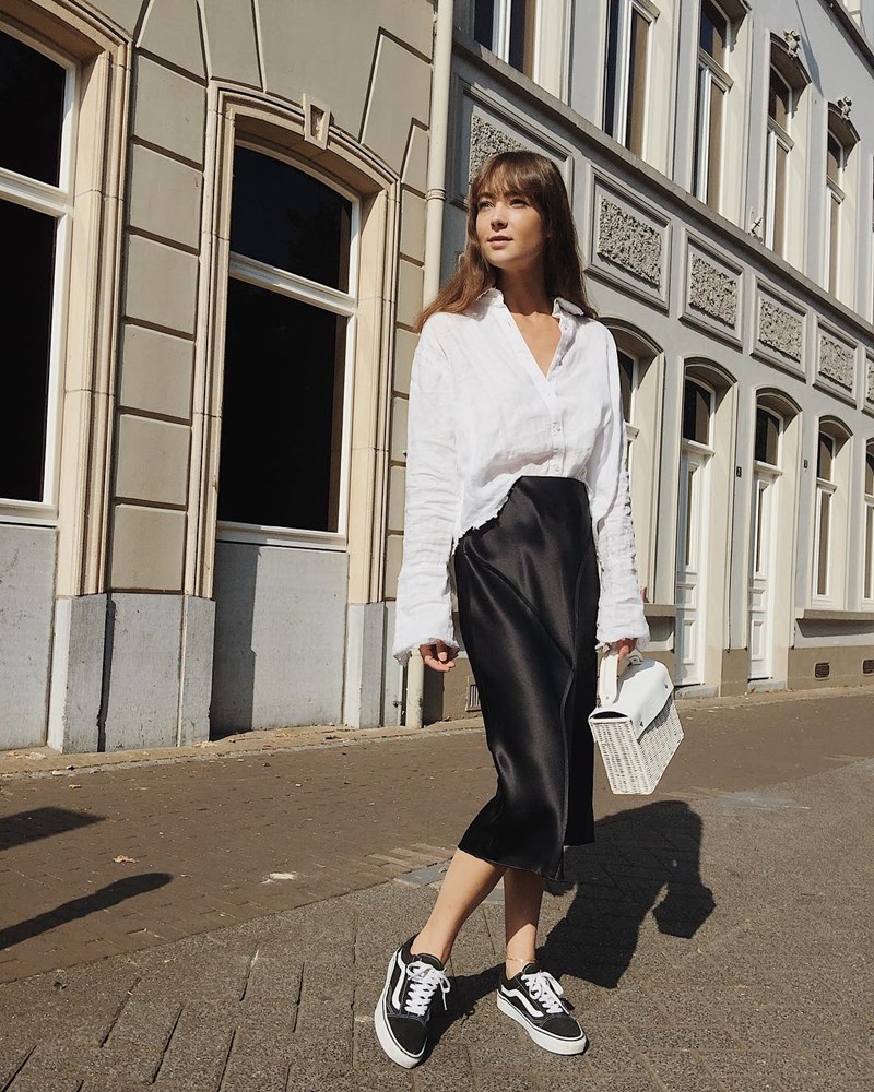 10 street style looks που πρέπει να δεις αν δεν έχεις ιδέα πώς να φορέσεις την midi φούστα σου - εικόνα 3