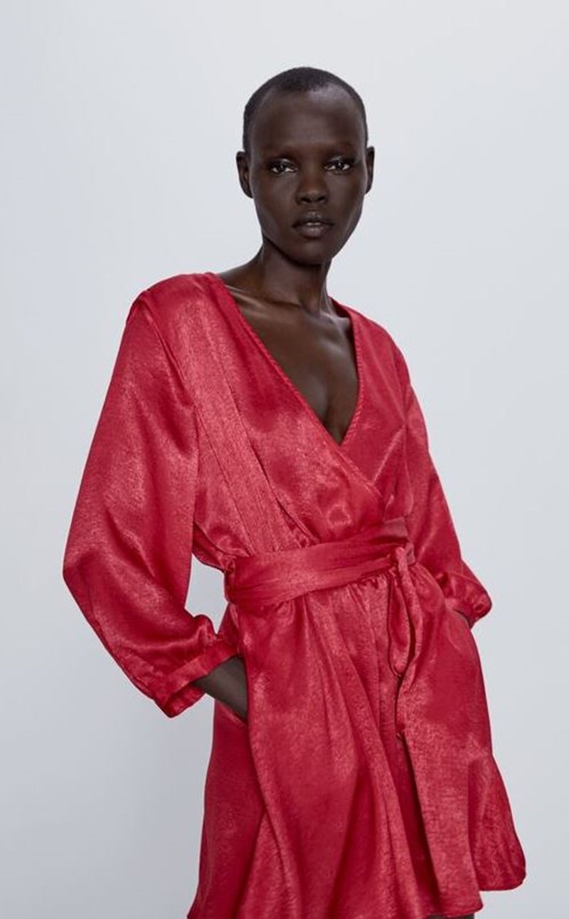 Αυτά τα κόκκινα φορέματα υπόσχονται να αναδείξουν (στο έπακρο!) την ηλιοκαμένη σου επιδερμίδα - εικόνα 11