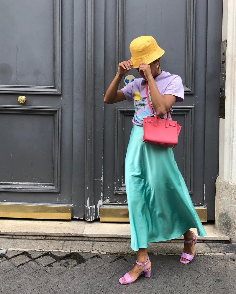 10 street style looks που πρέπει να δεις αν δεν έχεις ιδέα πώς να φορέσεις την midi φούστα σου - εικόνα 5