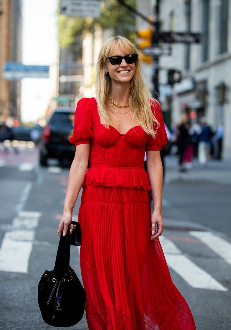 Αυτά τα κόκκινα φορέματα υπόσχονται να αναδείξουν (στο έπακρο!) την ηλιοκαμένη σου επιδερμίδα - εικόνα 1