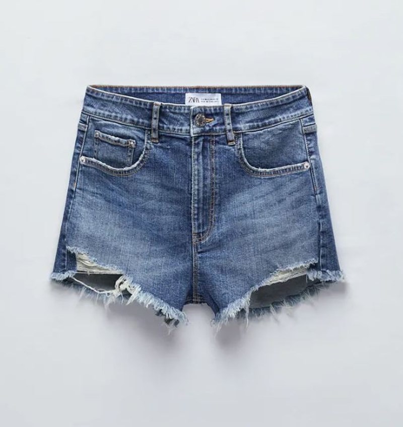 Αυτά τα denim σορτσάκια θα είναι τα πρώτα που θα μπουν στην βαλίτσα μας - εικόνα 2