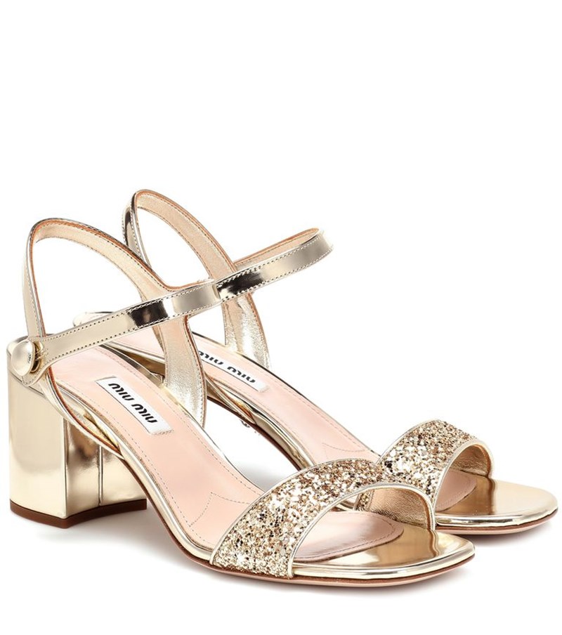 Κάτι να γυαλίζει: Η λεπτομέρεια που μετατρέπει τα σανδάλια μας στο απόλυτο talk of the town - εικόνα 6