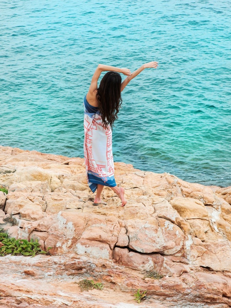 Μια Ελληνίδα αρχιτέκτονας σχεδιάζει τα πιο chic φουλάρια - εικόνα 4