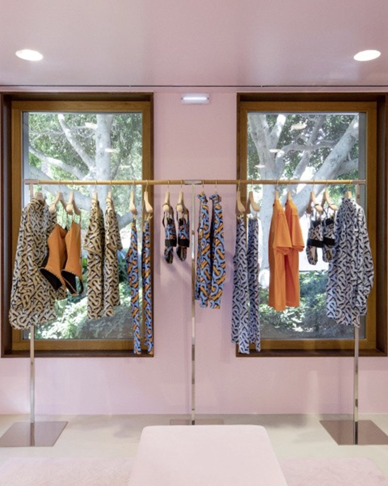 Ο οίκος Burberry κάνει στάση στη Μύκονο - εικόνα 2