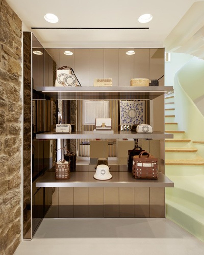 Ο οίκος Burberry κάνει στάση στη Μύκονο - εικόνα 5