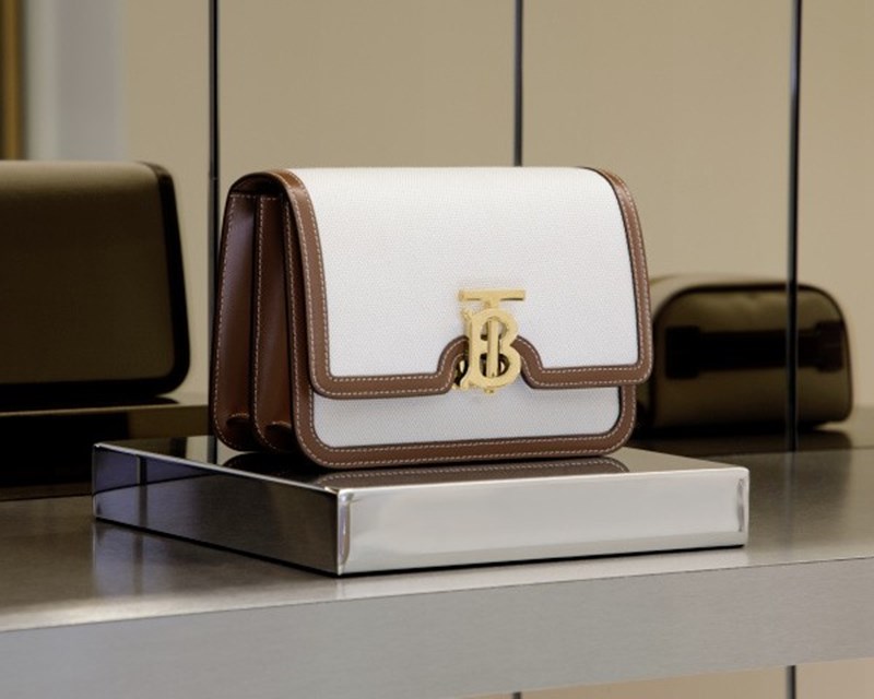 Ο οίκος Burberry κάνει στάση στη Μύκονο - εικόνα 4