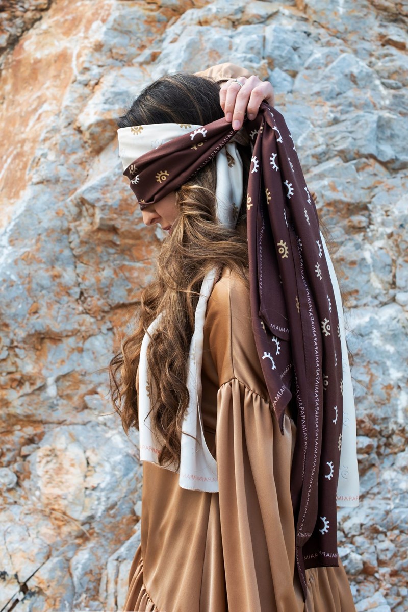 Μια Ελληνίδα αρχιτέκτονας σχεδιάζει τα πιο chic φουλάρια - εικόνα 1