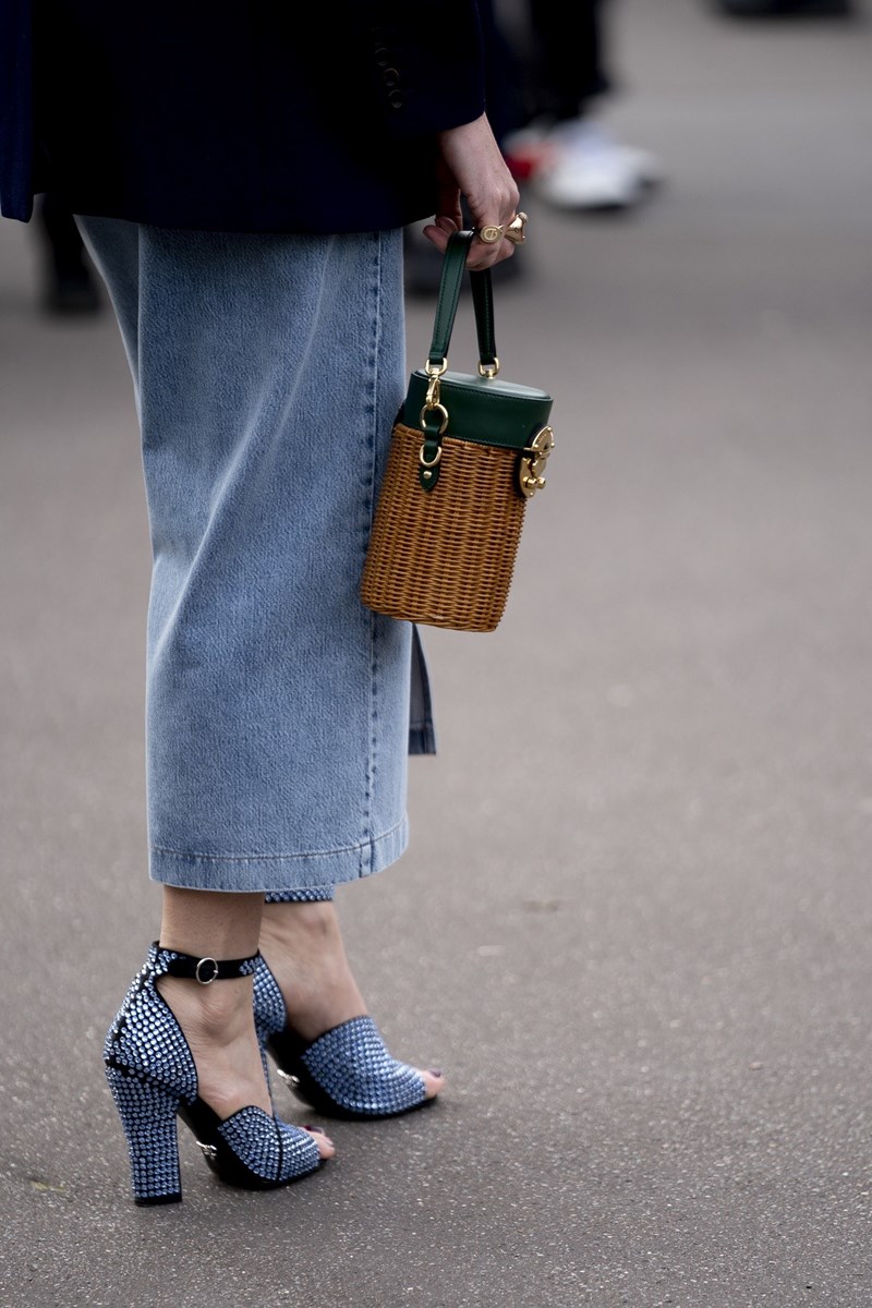 Κάτι να γυαλίζει: Η λεπτομέρεια που μετατρέπει τα σανδάλια μας στο απόλυτο talk of the town - εικόνα 1