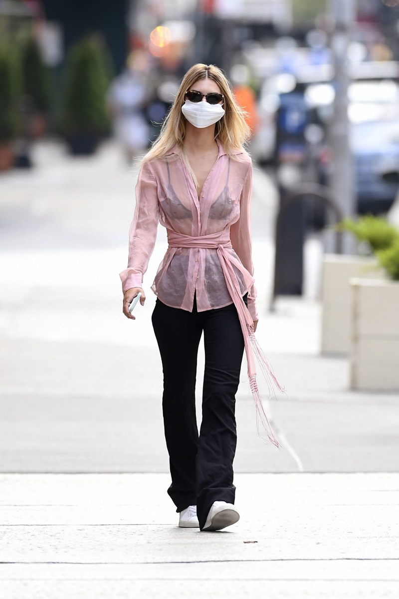 Emily Ratajkowski: Είναι σέξυ ακόμα και με μάσκα - εικόνα 4