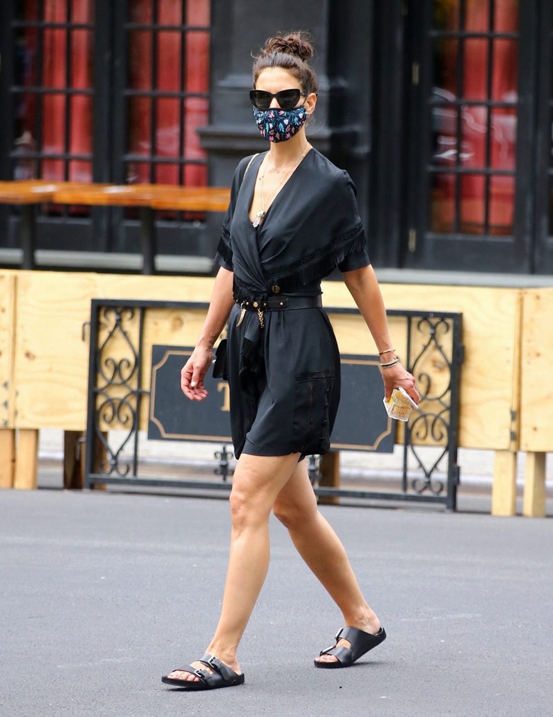 Get The Look: Αυτά τα casual looks της Katie Holmes θα σου λύσουν τα χέρια - εικόνα 1