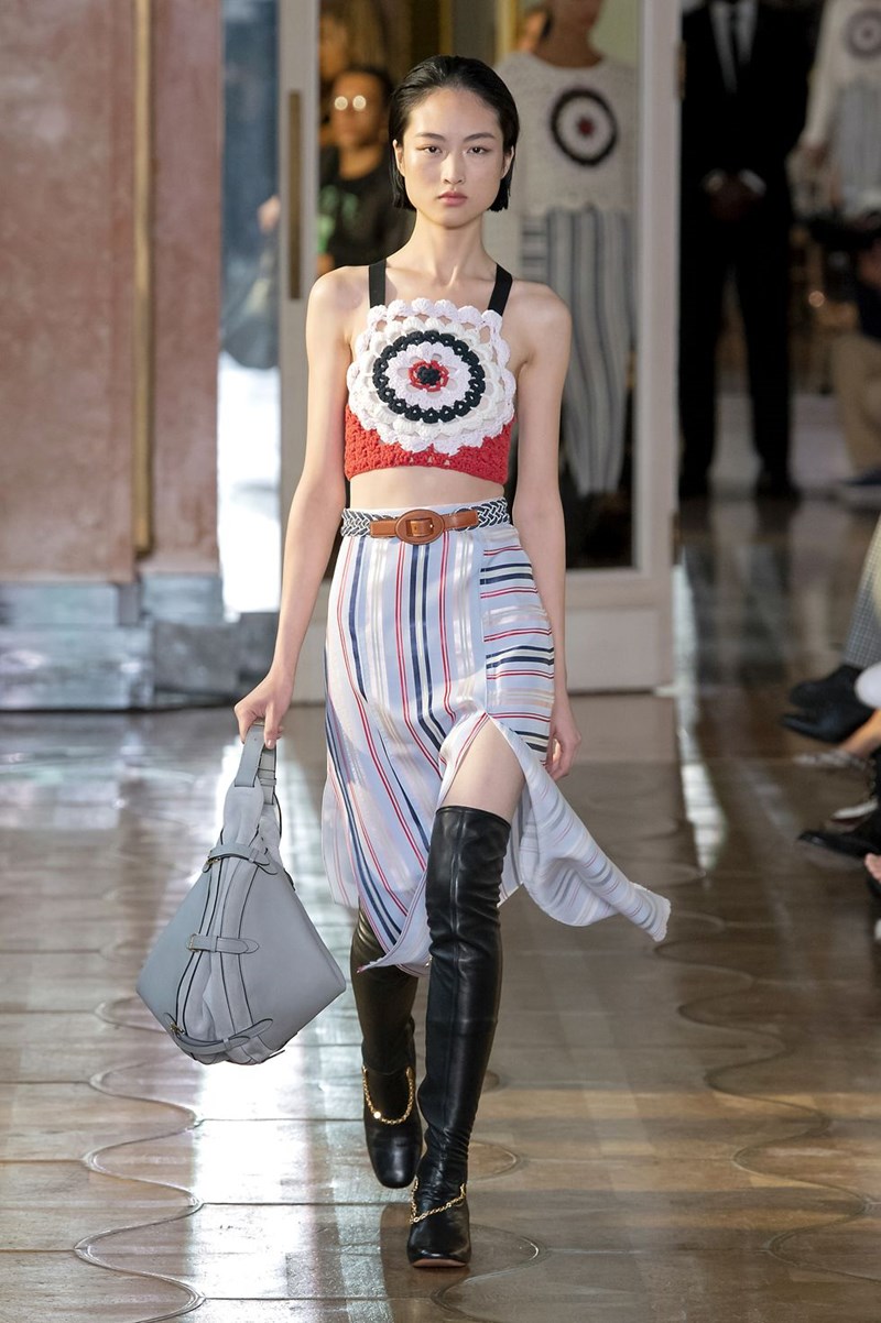 Crop top: Πώς συνδυάστηκε στα πιο εντυπωσιακά ντεφιλέ της σεζόν - εικόνα 5