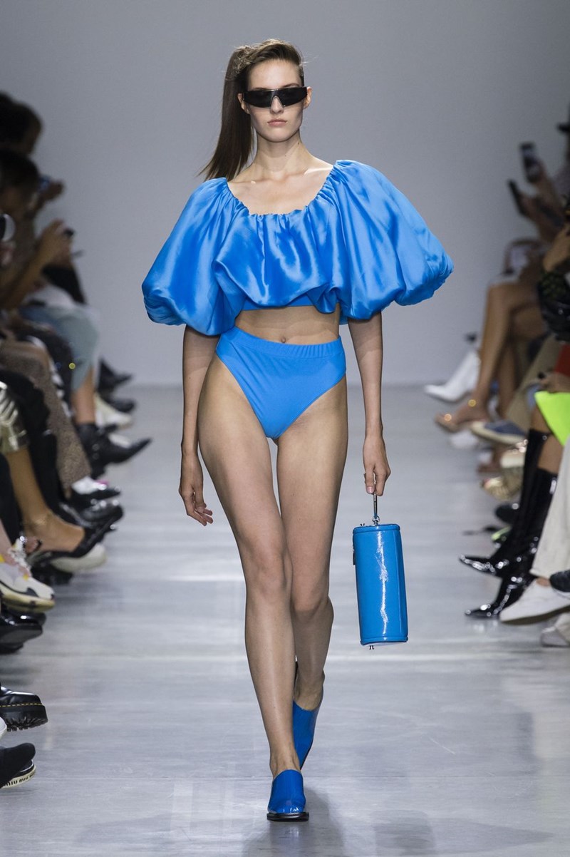 Crop top: Πώς συνδυάστηκε στα πιο εντυπωσιακά ντεφιλέ της σεζόν - εικόνα 4