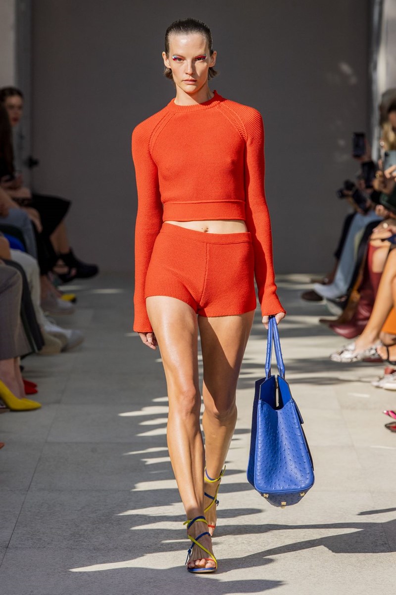 Crop top: Πώς συνδυάστηκε στα πιο εντυπωσιακά ντεφιλέ της σεζόν - εικόνα 6