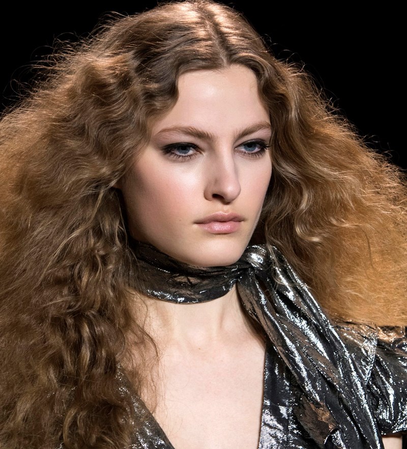 Με αέρα '70s: Το χτένισμα που θα απογειώσει τις εμφανίσεις σου στο νησί (και όχι μόνο) - εικόνα 1