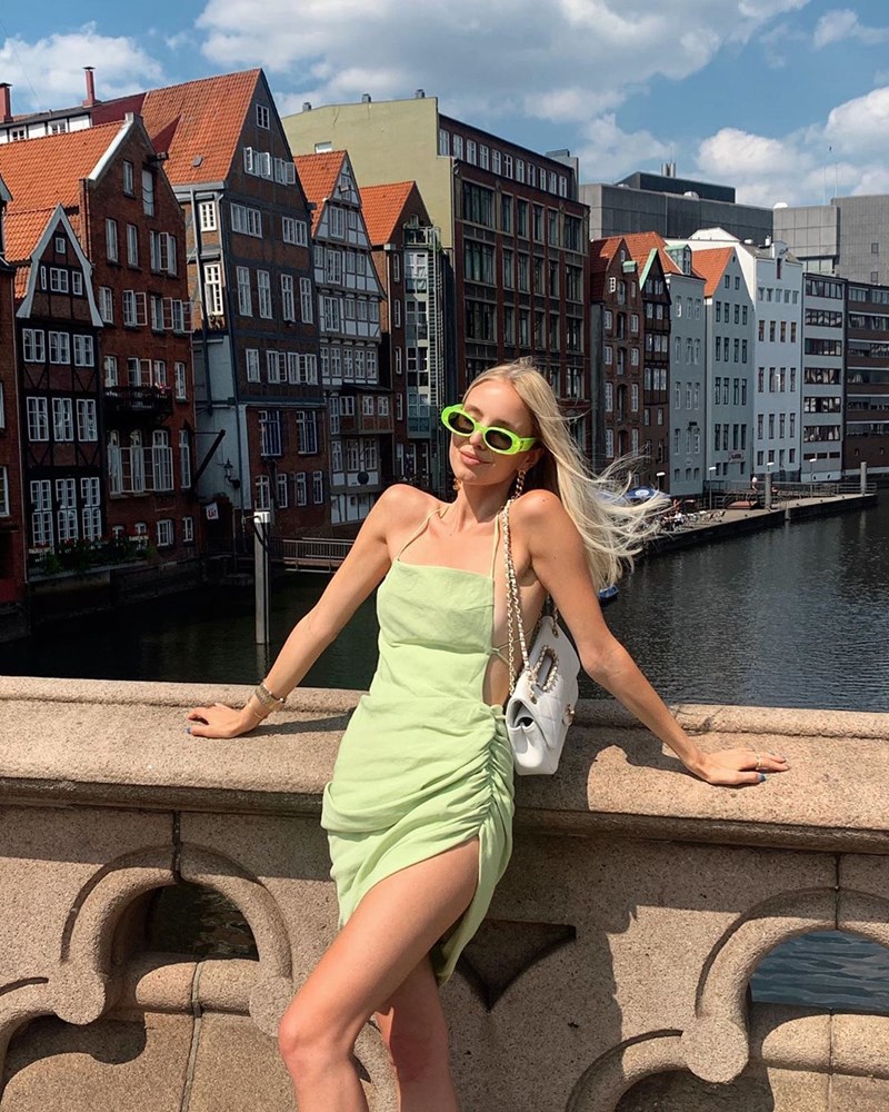 Βρήκαμε το αγαπημένο φόρεμα των influencers σε σούπερ τιμή - εικόνα 1