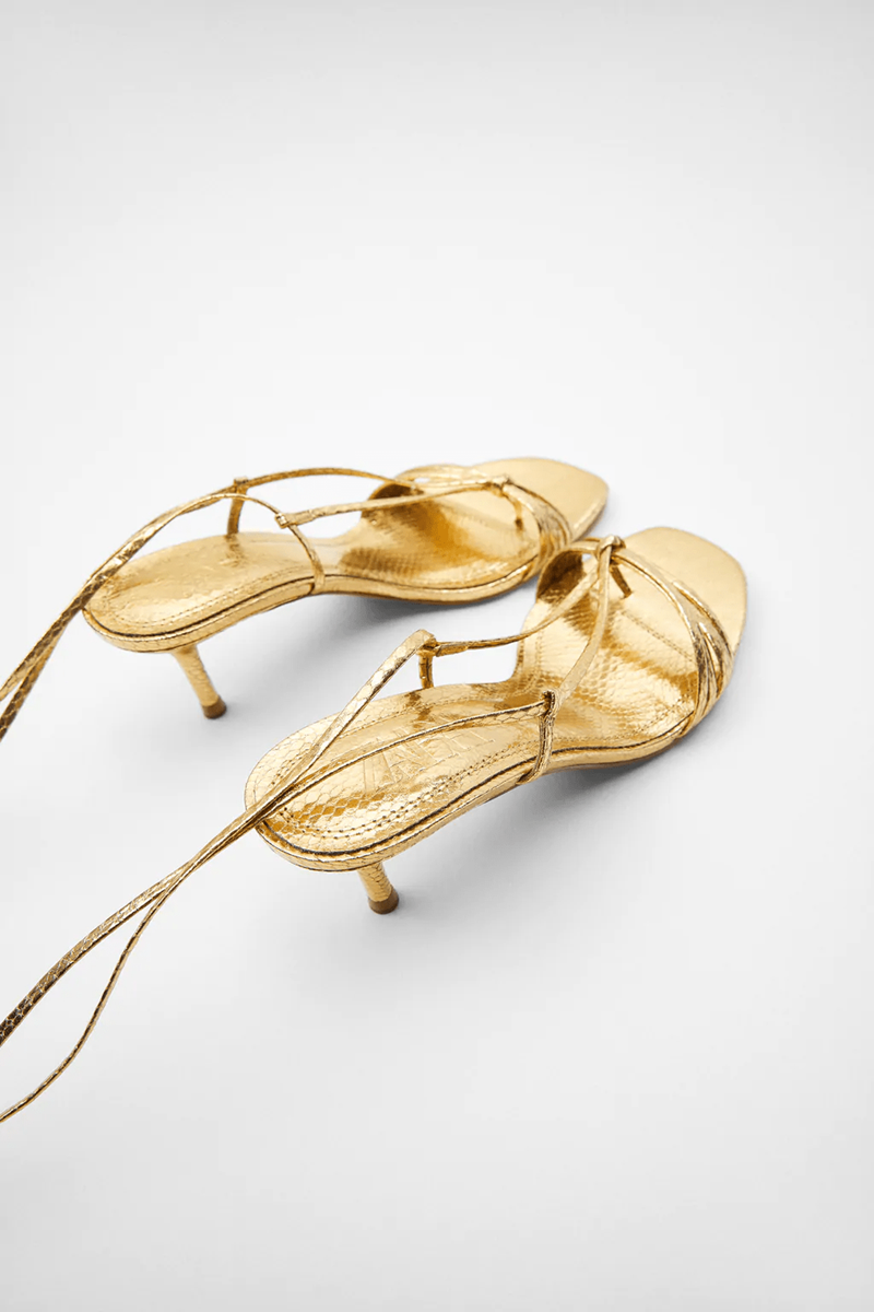 Κάτι να γυαλίζει: Η λεπτομέρεια που μετατρέπει τα σανδάλια μας στο απόλυτο talk of the town - εικόνα 4