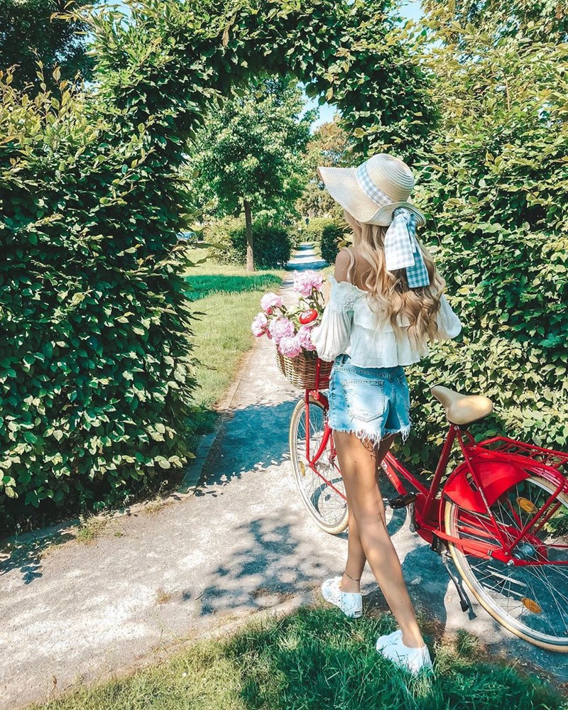 Αυτή η influencer θα σε πείσει να αγοράσεις σήμερα τζην σορτς (22 συνδυασμοί + Get the look) - εικόνα 15