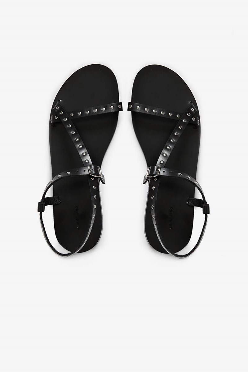 H αγαπημένη σχεδιάστρια των σταρ αποκαλύπτει τα 3 κομμάτια που χρειάζεται φέτος - εικόνα 3