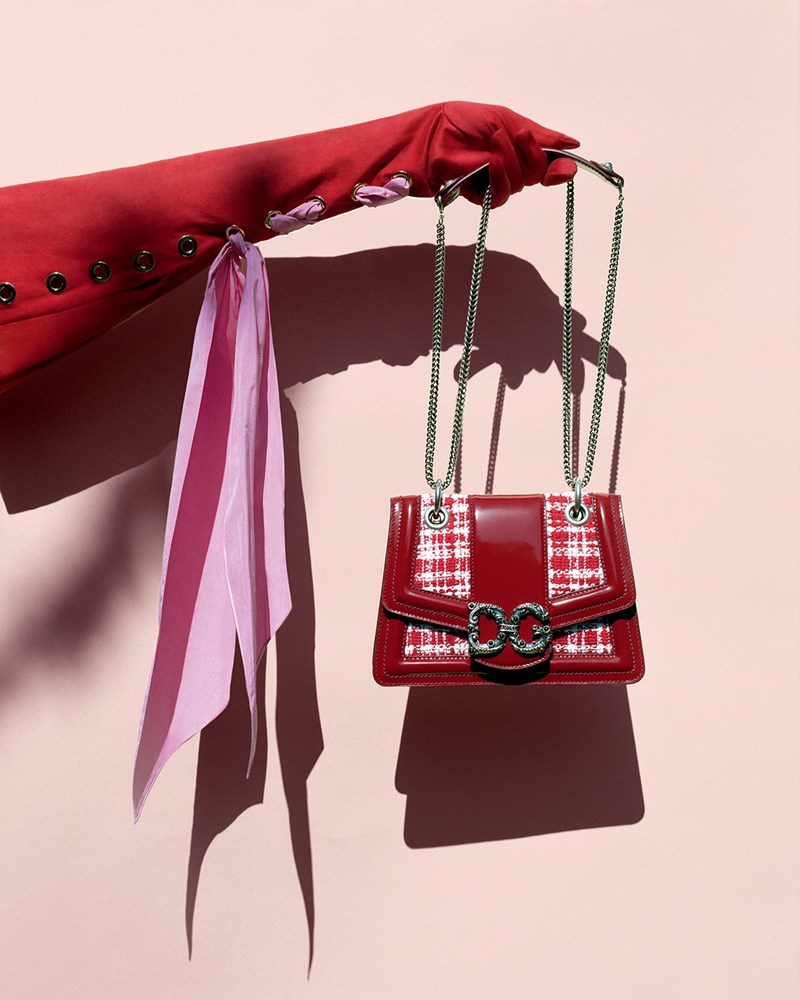 Kόκκινη τσάντα, DOLCE & GABBANA. Γάντια µε ενσωµατωµένο φουλάρι, ERDEM.