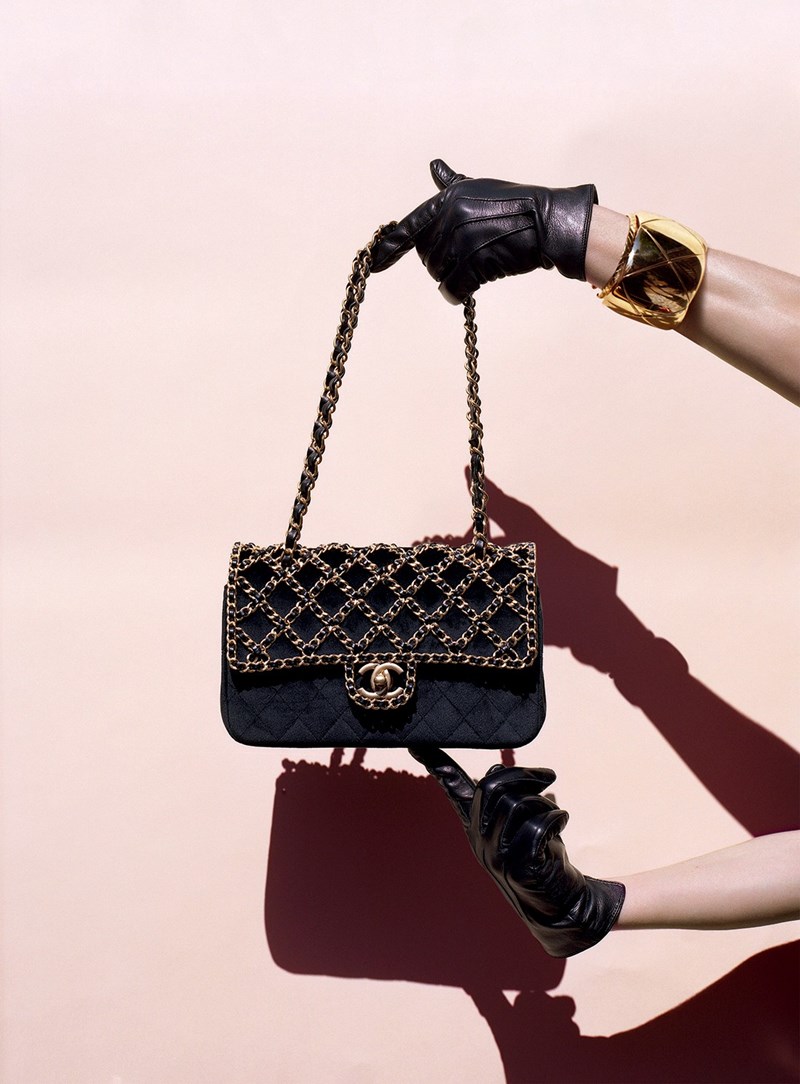 Τσάντα και χρυσά βραχιόλια, όλα Chanel, Linea Piu. Γάντια, MUTEMUSE.