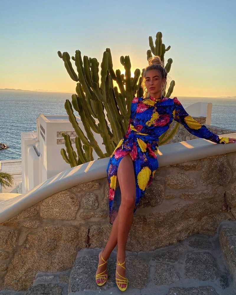 H influencer Emili Sindlev είναι στη Μύκονο και κάνει θεϊκά λουκ - εικόνα 1