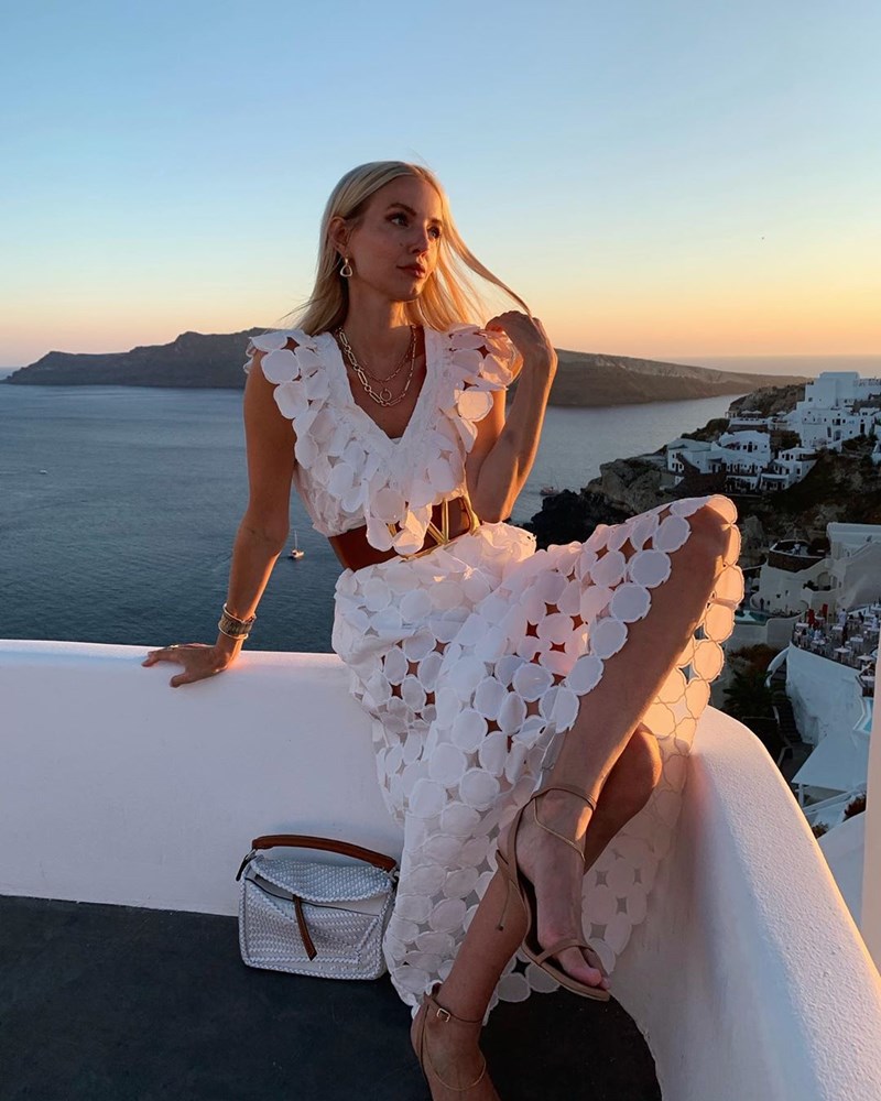 Τα ωραιότερα λουκ της Leonie Hanne στη Σαντορίνη - εικόνα 1