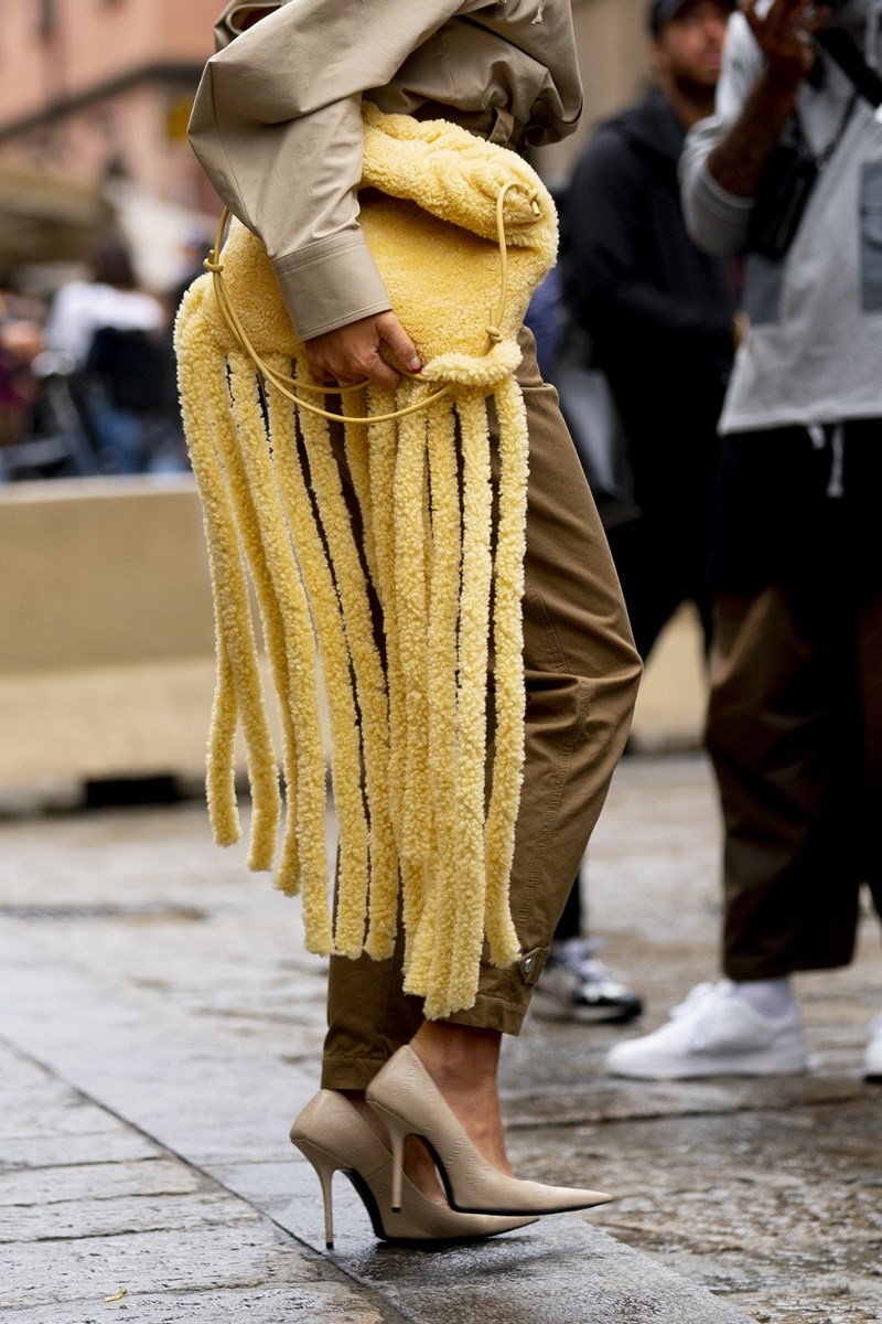 Οι τσάντες που πρωταγωνιστούν τώρα στο street style - εικόνα 1