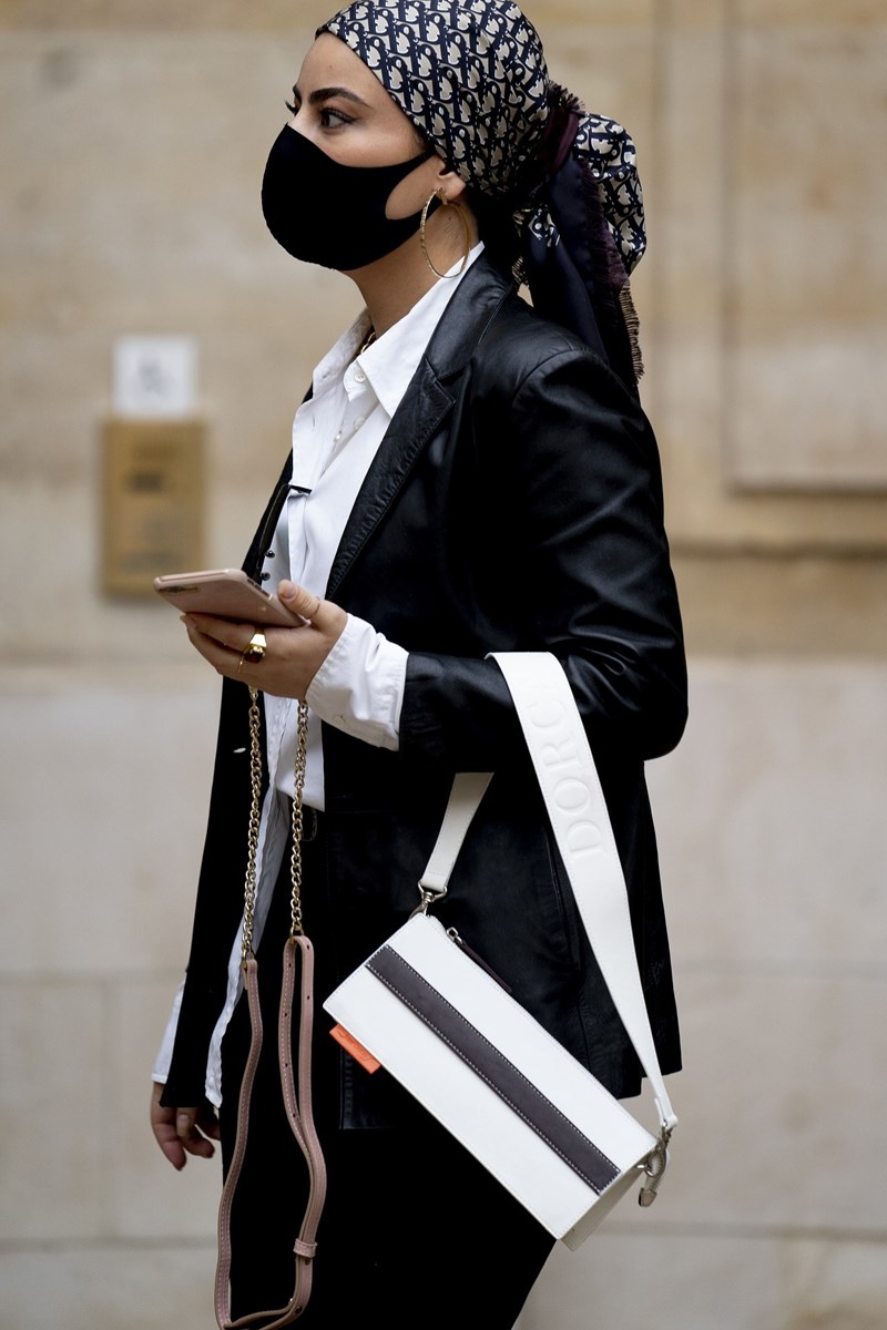Το απόλυτο styling trick για κομψότητα στο φουλ ακόμα και τις μέρες που τα μαλλιά σου παιρνάνε τη φάση τους - εικόνα 3