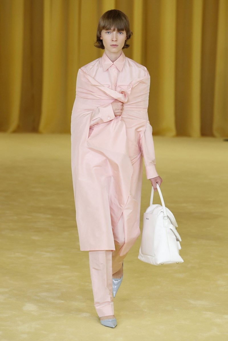Τα 10 αγαπημένα μας λουκ από το πρώτο show του Raf Simons για τον οίκο Prada - εικόνα 4