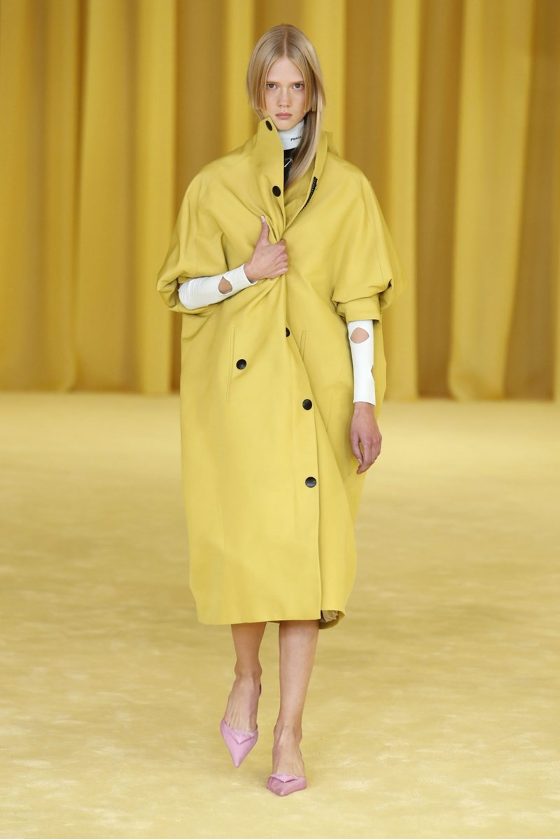 Τα 10 αγαπημένα μας λουκ από το πρώτο show του Raf Simons για τον οίκο Prada - εικόνα 2