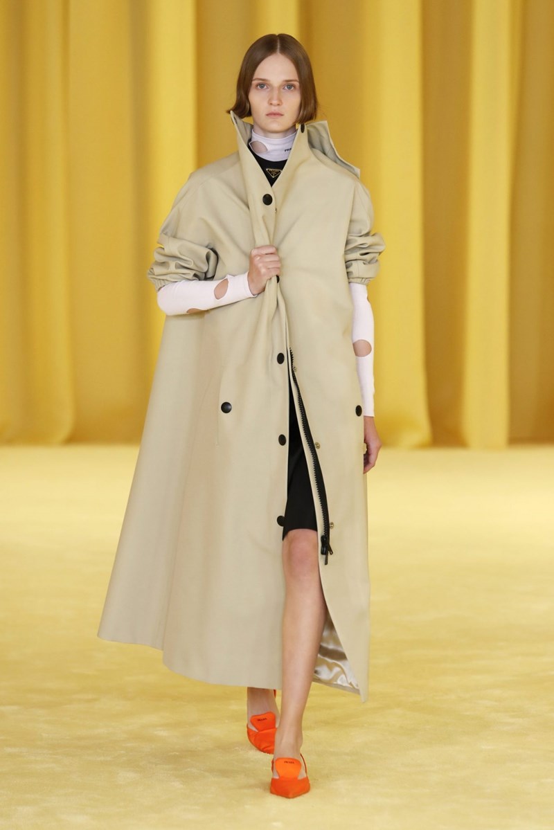 Τα 10 αγαπημένα μας λουκ από το πρώτο show του Raf Simons για τον οίκο Prada - εικόνα 5
