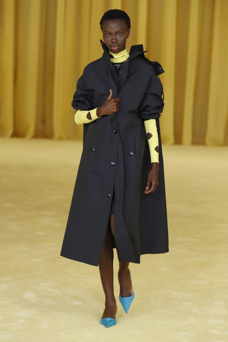 Τα 10 αγαπημένα μας λουκ από το πρώτο show του Raf Simons για τον οίκο Prada - εικόνα 8