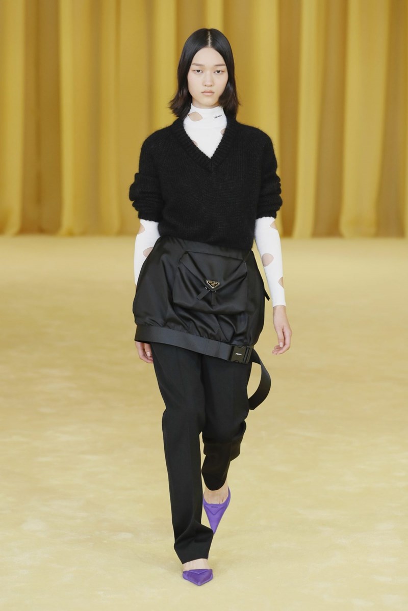 Τα 10 αγαπημένα μας λουκ από το πρώτο show του Raf Simons για τον οίκο Prada - εικόνα 7