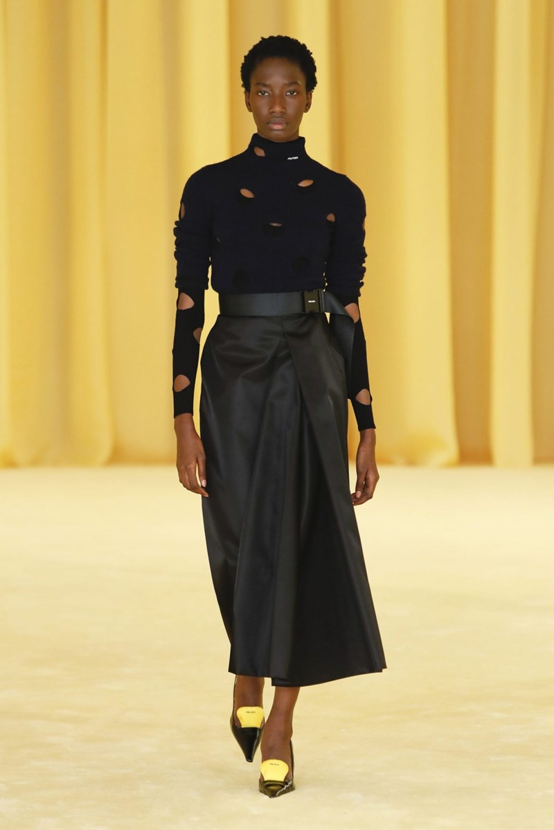 Τα 10 αγαπημένα μας λουκ από το πρώτο show του Raf Simons για τον οίκο Prada - εικόνα 6