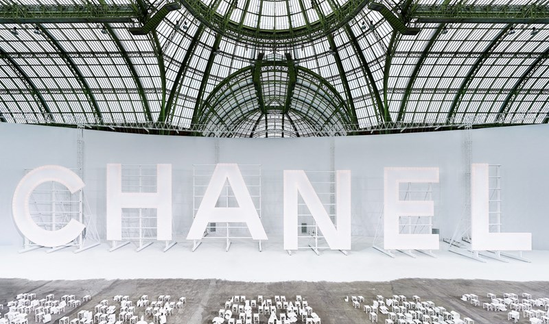 To show του οίκου Chanel στην Εβδομάδα Μόδας του Παρισιού - εικόνα 1