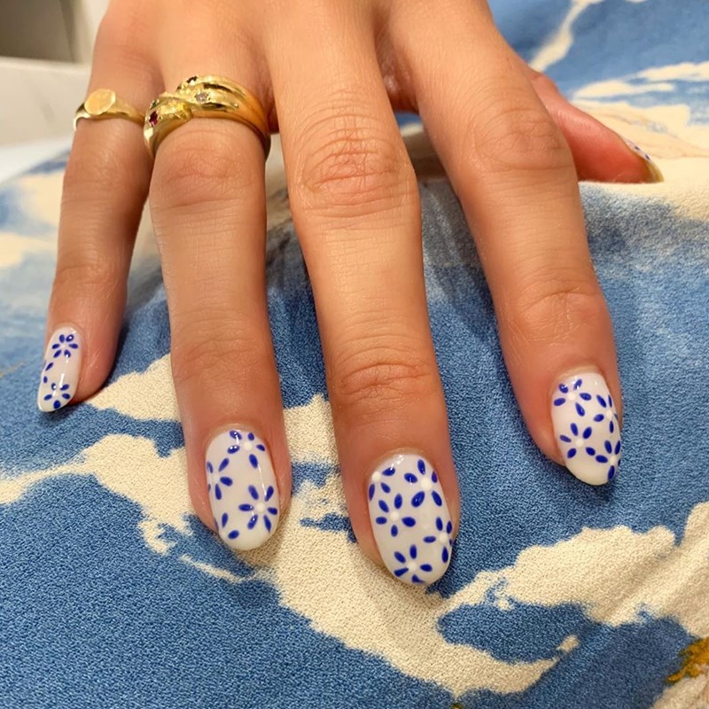 Τι και αν είναι φθινόπωρο; Τα floral manicure είναι παντού αυτή τη στιγμή! - εικόνα 3